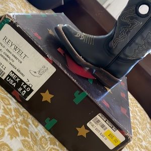 Kids boots only worn two times Still in a very good condition still have the box